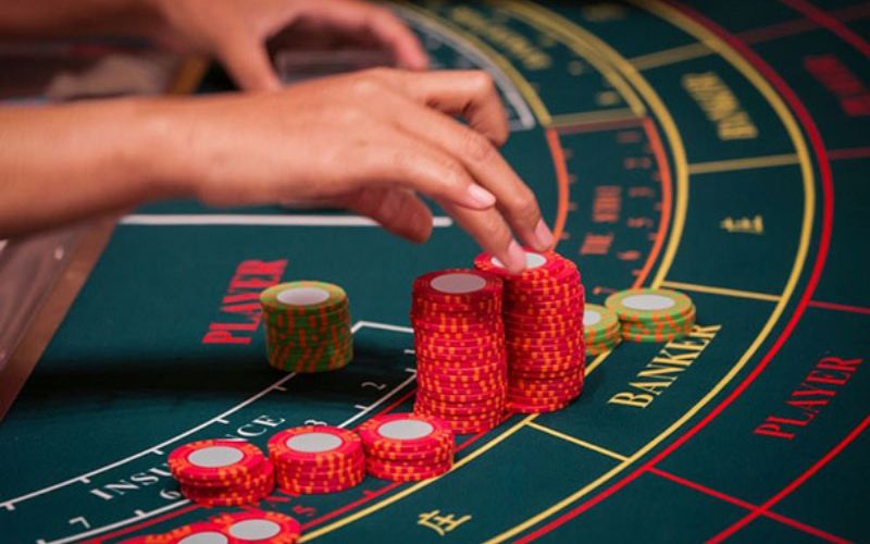 Với luật chơi đơn giản, Baccarat thu hút đông đảo người chơi tham gia